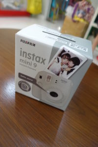 unboxing instax mini 9 sakura package